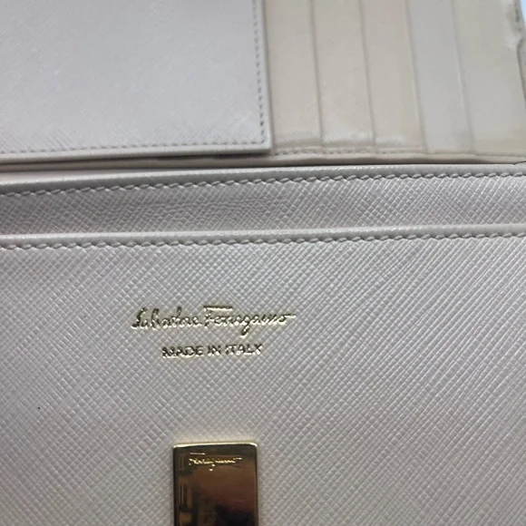Salvatore Ferragamo long wallet. Beautiful condition. - Picture 7 of 12